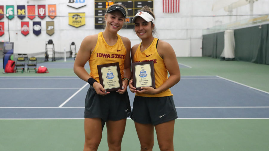 Miska Kadleckova (left) and Sofia Cabezas (right) pose for a photo after winning the ITA central regional doubles championship on Monday. (Photo credit: Stephen Mally/hawkeyesports.com)