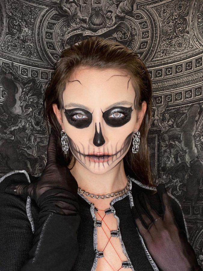 There you go! With some effort and makeup skills, you have the perfect last-minute Halloween look. 