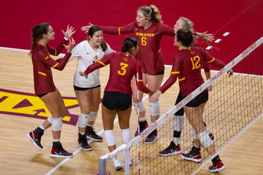 Iowa+State+volleyball+huddles+together+after+winning+a+point+against+No.1+Texas+on+Oct.+22%2C+2021.