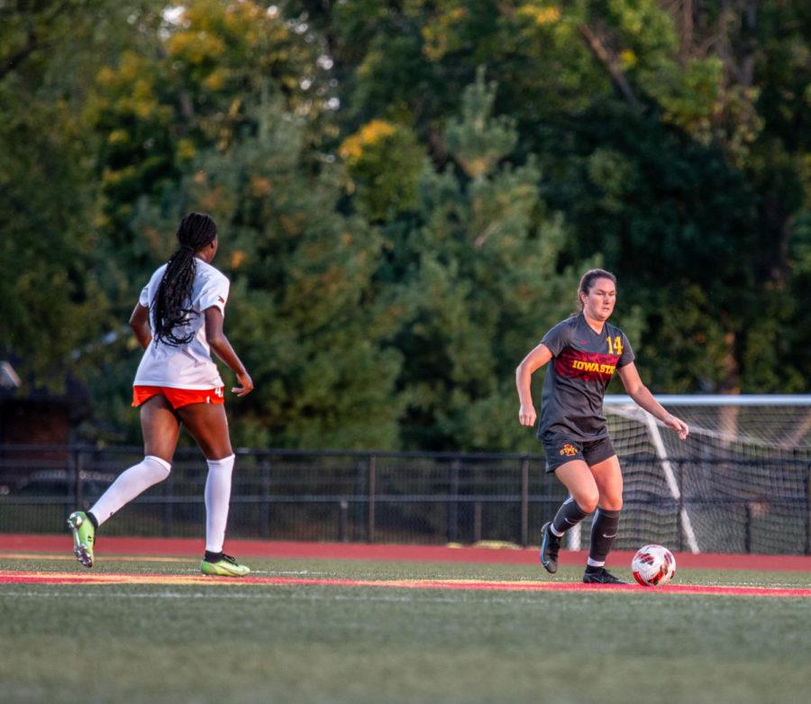Taylor Bee moves the ball against Oklahoma State on Sept. 30. Iowa State soccer had its game against the Cowgirls postponed due to inclement weather.