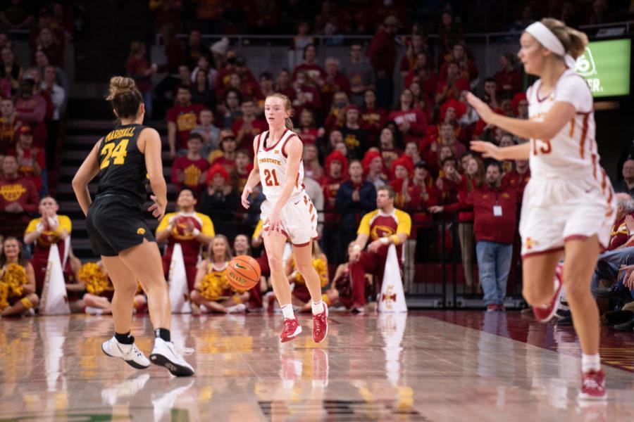 Lexi+Donarski+dribbles+the+ball+up+the+court+against+Iowa+on+Dec.+8.