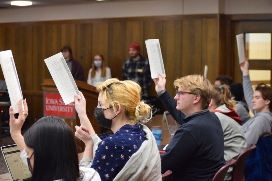 Senators vote for a new chair for Student Initiatives Committee during the Jan. 26 meeting. 