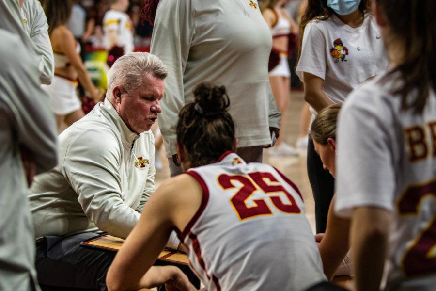 Iowa+State+head+coach+Bill+Fennelly+talks+to+the+team+during+the+Cyclones+89-67+win+over+Oklahoma+on+Feb.+19.