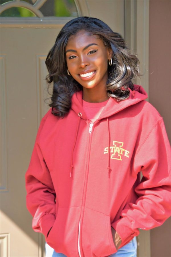 Arianna Burkes is a sophomore majoring in management information systems. 