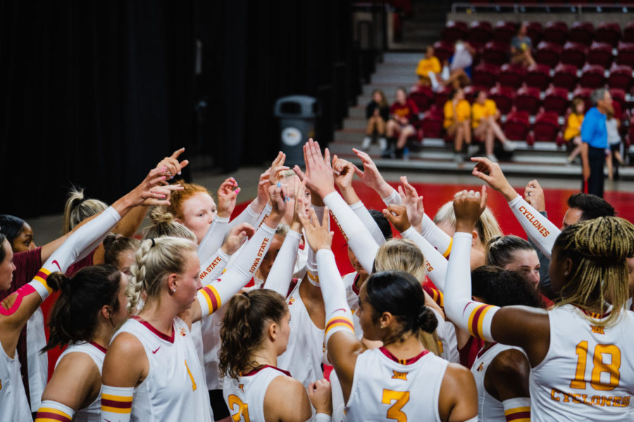 The ISU Volleyball team huddles together before their third match at the ISU v Mizzou Exhibition. Aug. 19, 2022.  