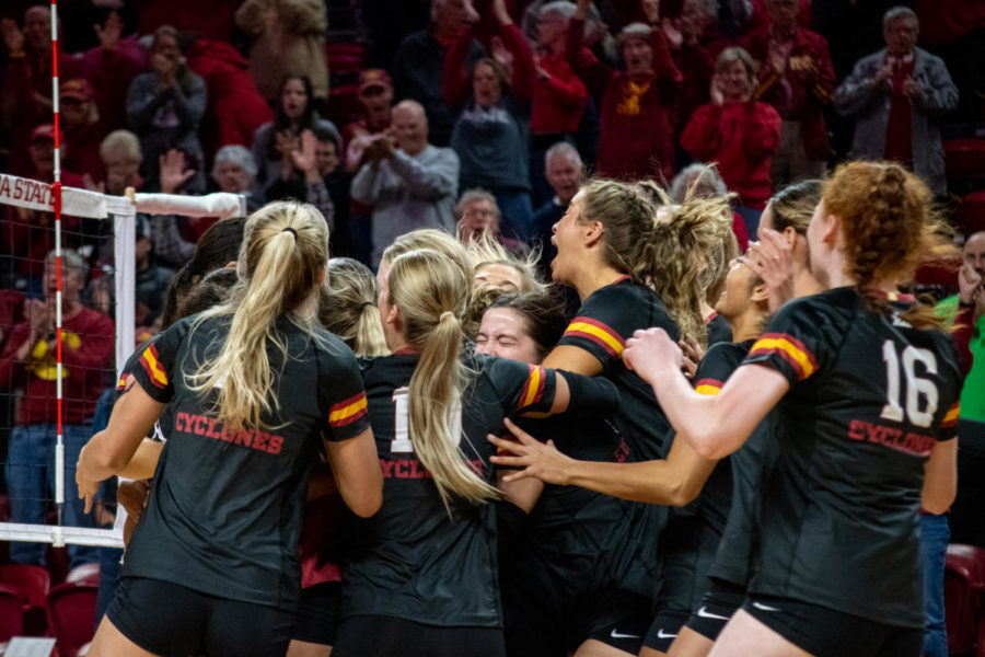 Iowa+State+volleyball+runs+onto+the+court+to+celebrate+upset+win+over+No.+13+Baylor+on+Sept.+28.