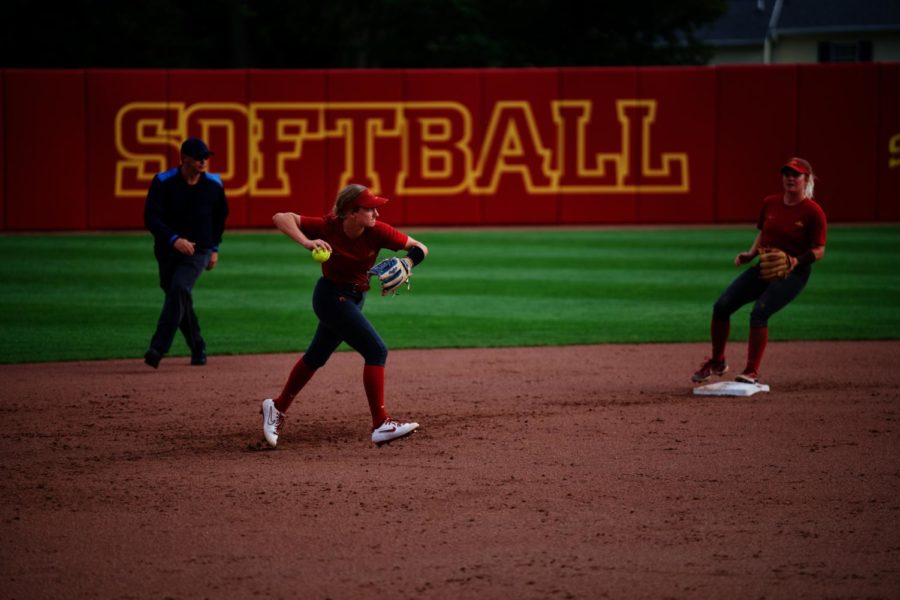 Cyclone+shortstop+makes+a+defensive+play+against+Des+Moines+Area+Community+College+on+Sept.+21.