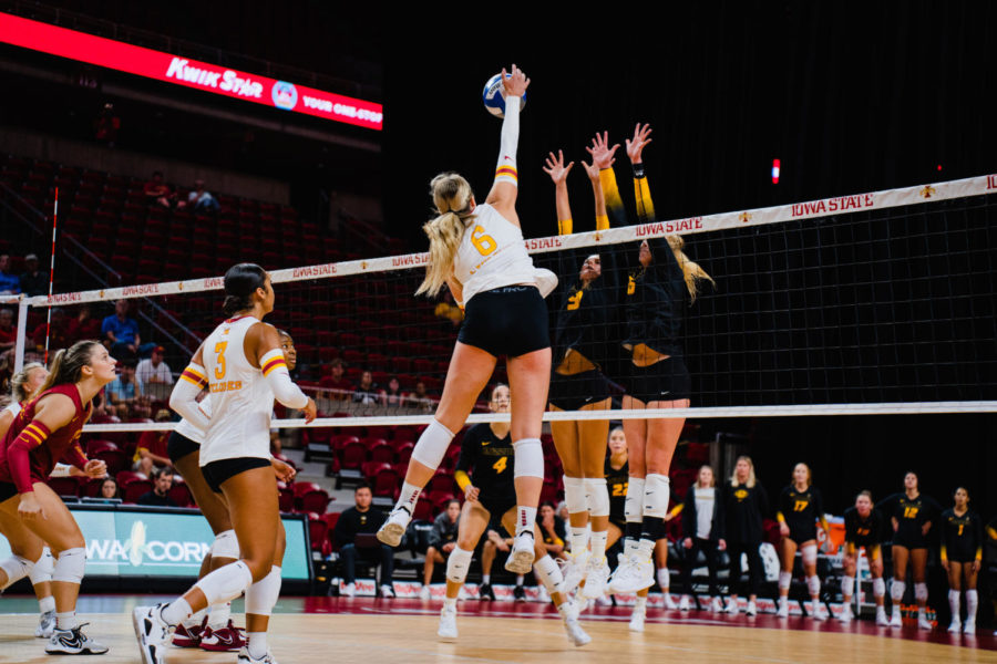 Senior+Eleanor+Holthaus+rises+for+a+kill+attempt+against+Missouri+in+an+August+2022+exhibition+match.