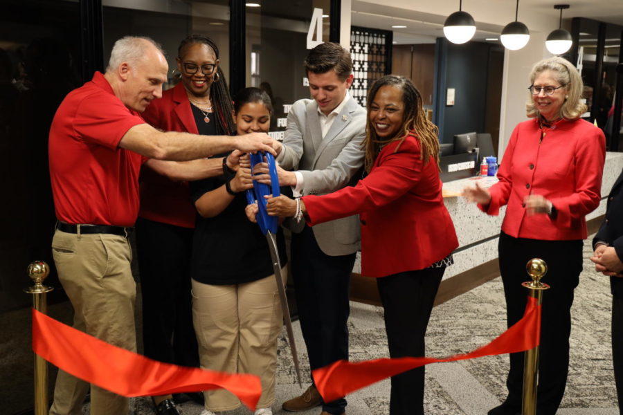 Student Government President Jacob Ludwig joined by Senior Vice President of Student Affairs Toyia Younger, Associate Vice President of Student Affairs Sharron Evans and  President Wendy Wintersteen among others at the Memorial Unions ribbon cutting.