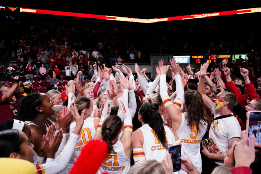 Cyclone+players+and+fans+huddle+up+as+Iowa+State+volleyball+upsets+No.+1+Texas.