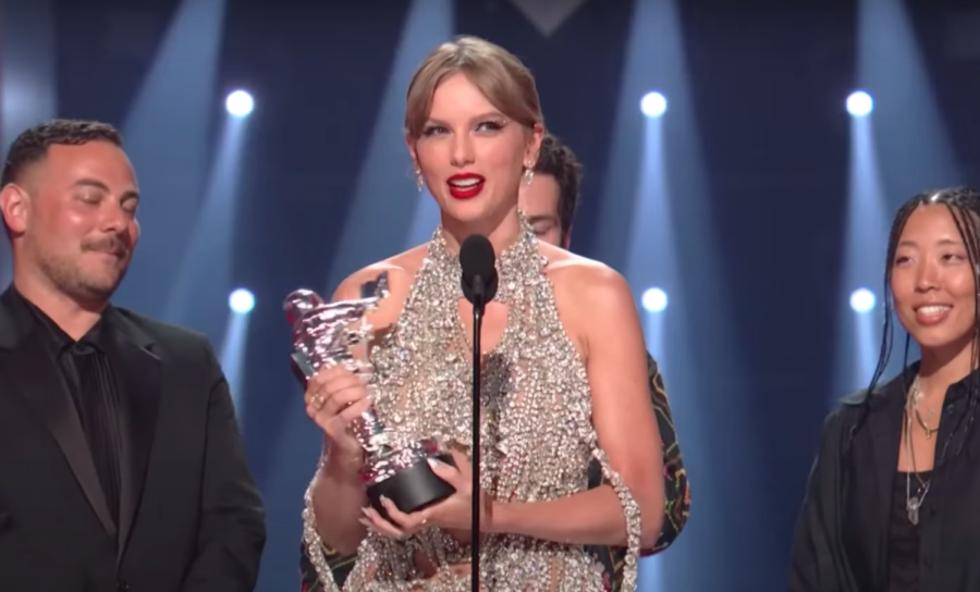 Taylor Swift announcing Midnights at the 2022 MTV Video Music Awards.
