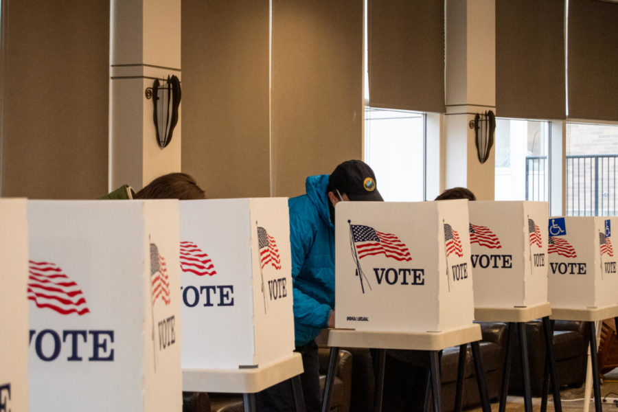 More voters start to come in and vote at Buchanan Hall on the morning of Tuesday Nov. 8, 2022.