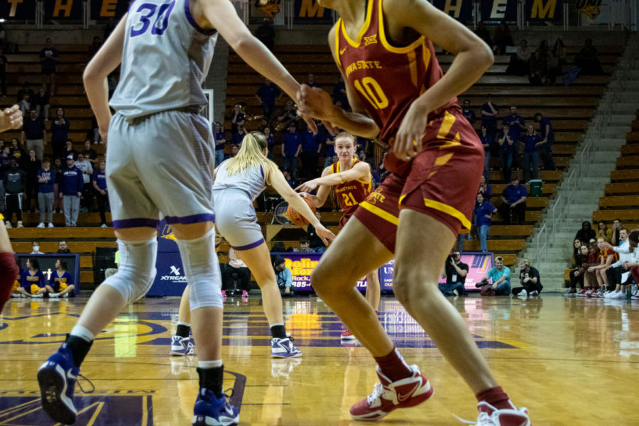 Lexi Donarski points and yells out a play in the game against UNI at the McLeod Center on Nov. 16, 2022.