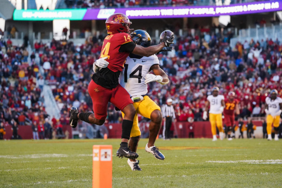 Dimitri Stanley goes in for a catch against West Virginia on Nov. 5
