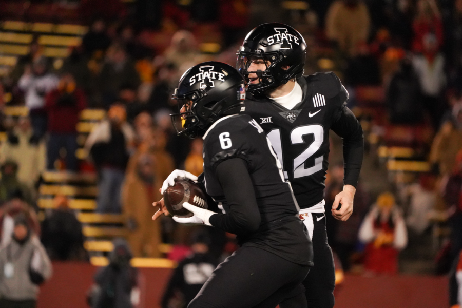 Hunter Dekkers hands the ball of to Eli Sanders during a 14-10 loss against Texas Tech on Nov. 19, 2022