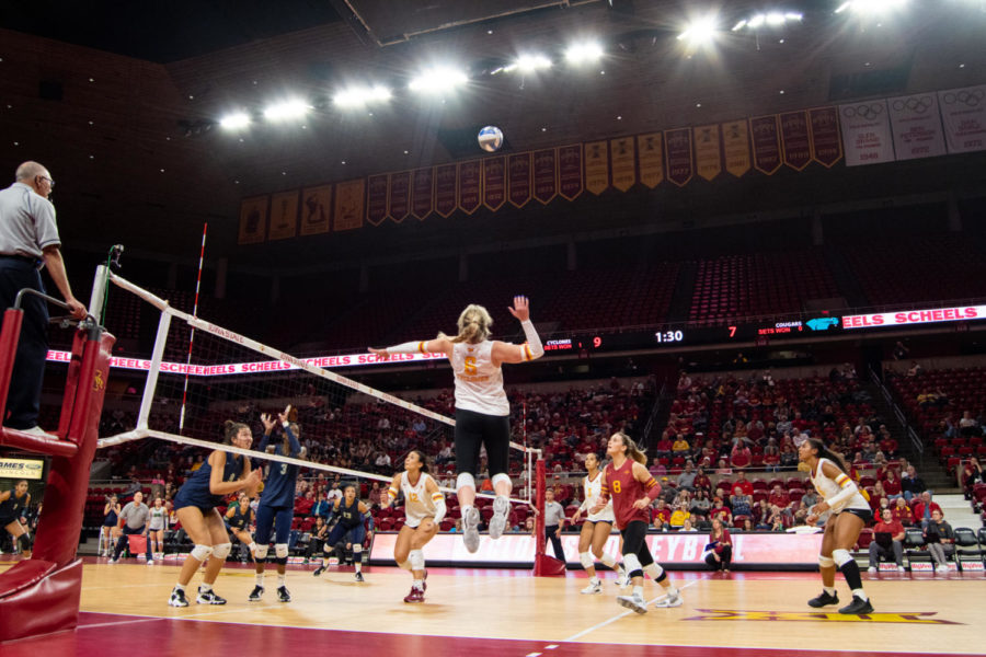 Iowa+State+senior+Eleanor+Holthaus+makes+an+attempt+in+her+teams+win+against+Chicago+State+on+Nov.+1%2C+2022.