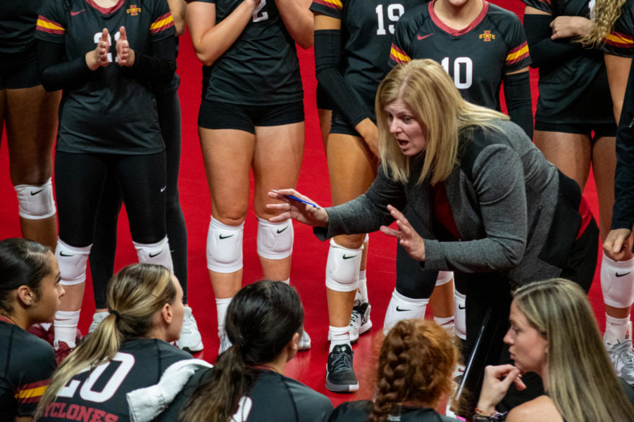 Head+coach+Christy+Johnson-Lynch+and+her+team+huddle+during+a+timeout+in+Iowa+States+upset+win+over+No.+13+Baylor.