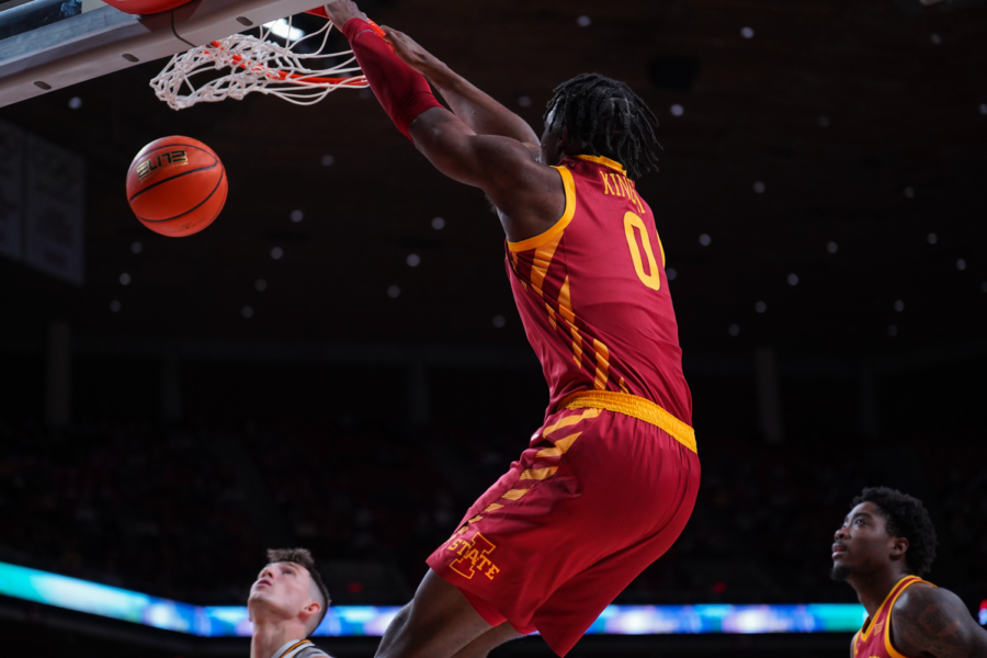 Tre+King+dunks+the+ball+in+his+first+action+with+the+Cyclones+against+Western+Michigan+on+Dec.+18%2C+2022.