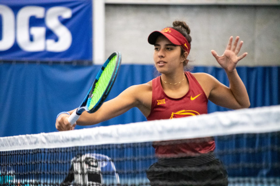 Sofia+Cabezas+practices+receiving+a+ball+close+to+the+net+before+her+matches+against+Drake+University+at+the+Roger+Knapp+Tennis+Center+on+Jan.+14%2C+2023.