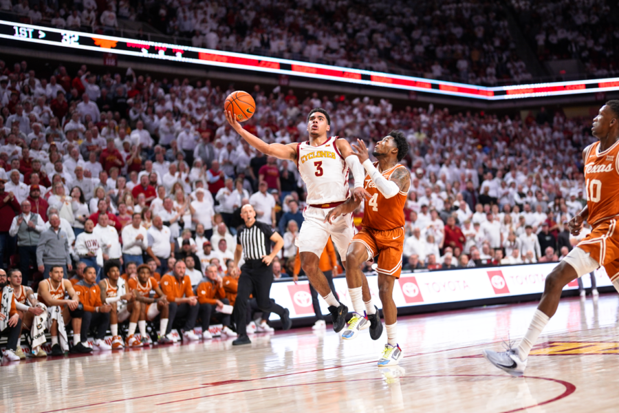 Tamin Lipsey scores a layup against Texas on Jan. 17, 2023.
