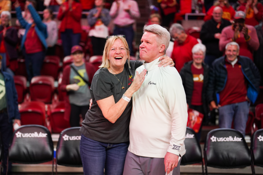 Bill Fennelly and his wife celebrate after the head coach picks up his 750th career win against Texas on Feb. 13, 2023.