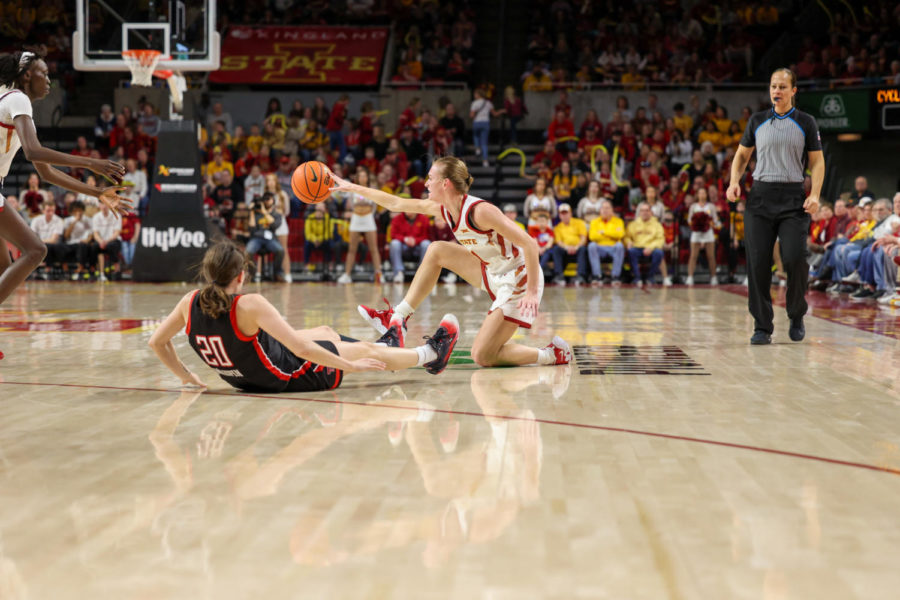 Emily Ryan passes the ball to Nyamer Diew against Texas Tech on March 4, 2023.
