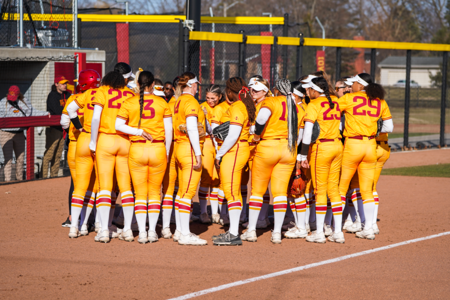 Iowa State huddles after in between innings in game one against Oklahoma on Mar. 24, 2023.