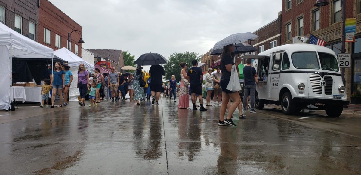 The+Ames+Farmers+Market+remained+busy+through+rain+on+July+1.
