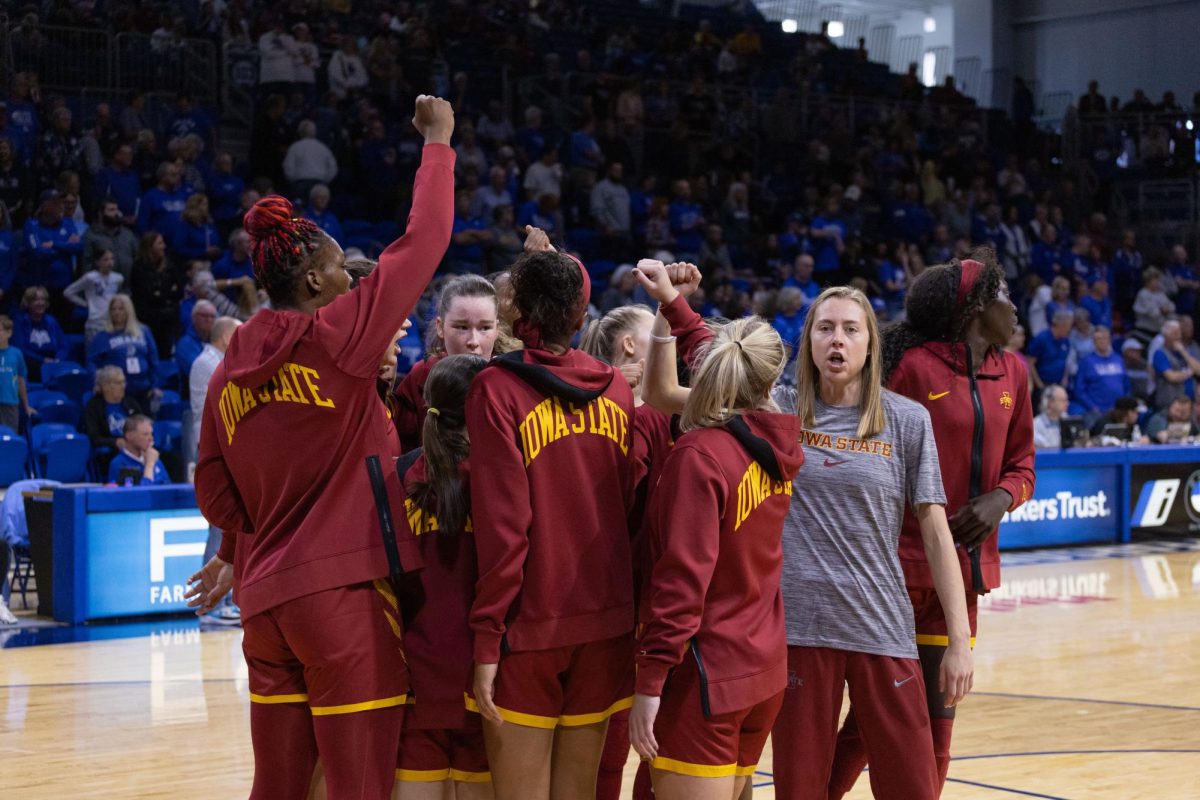 Cyclones huddle shortly before tipoff, Knapp Center in Des Moines, Iowa, Nov. 12, 2023.