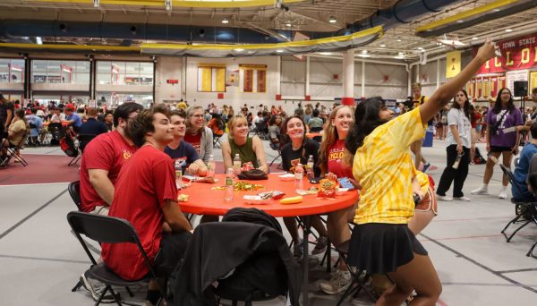 A group of students take a selfie with President Wendy Wintersteen at the Welcome Weekend cookout at Lied recreation center, Aug 23, 2024.