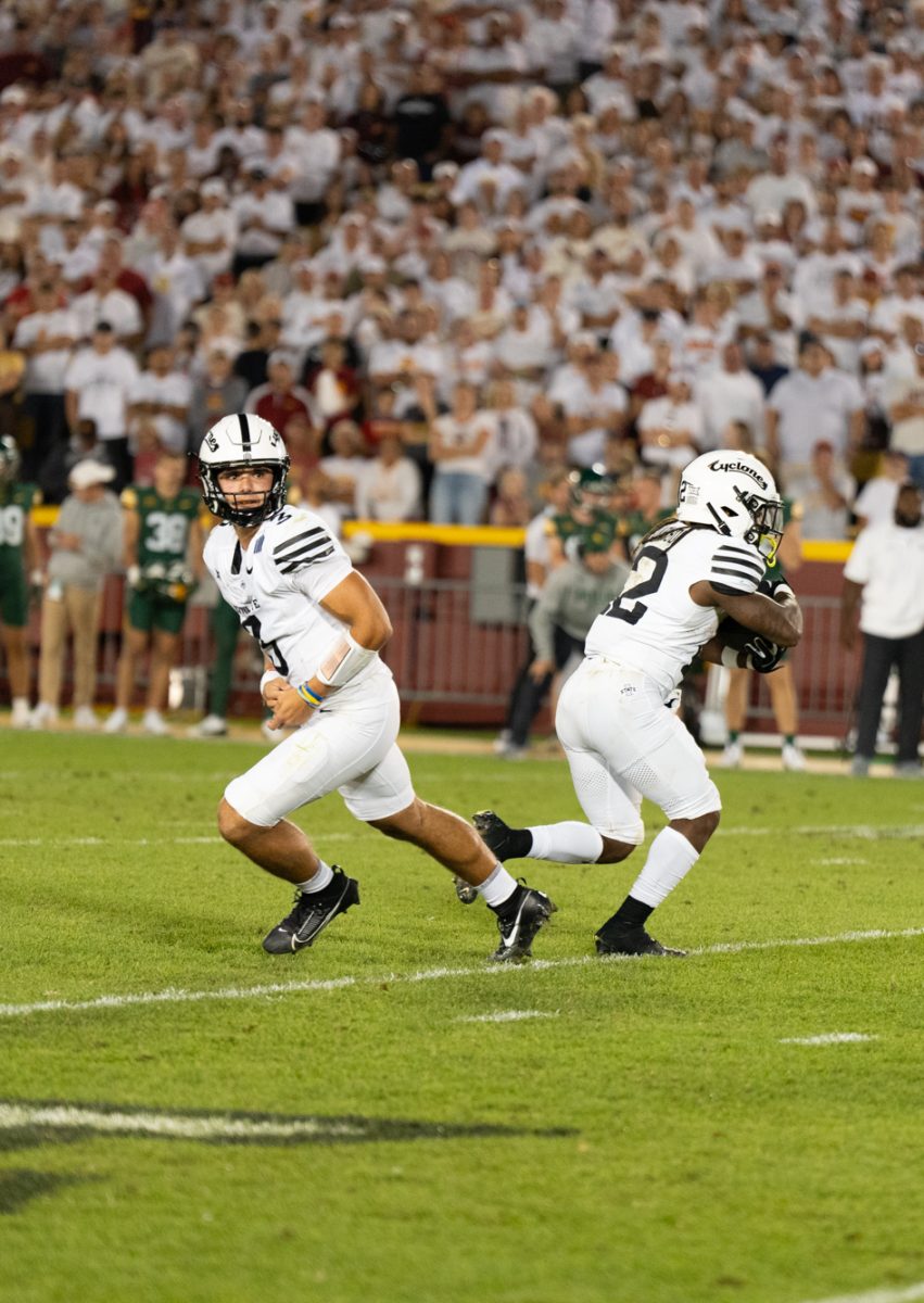 Rocco Becht (3) passed the ball to Jaylon Jackson (12) on Oct. 5, 2024. 