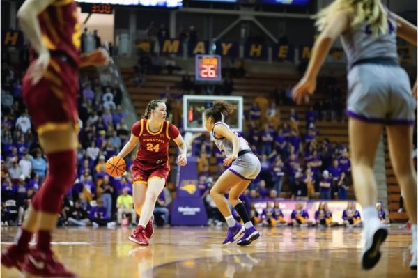 Addy Brown (#24) looks to make a move against Northern Iowa (UNI) on Nov. 20, 2024.