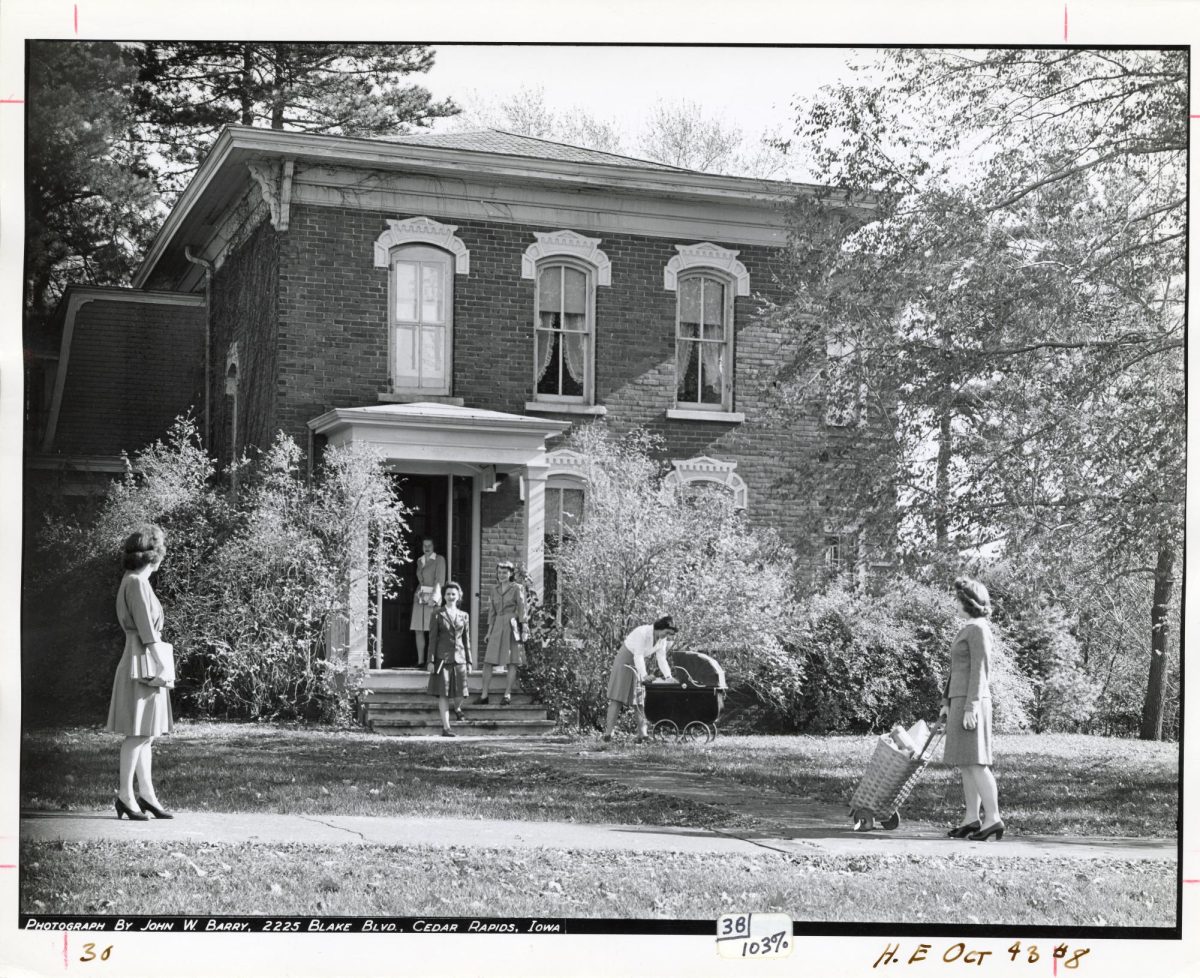 Photograph of women outside Sloss House, Oct. 1943. Photo Courtesy of Iowa State University Special Collections and University Archives